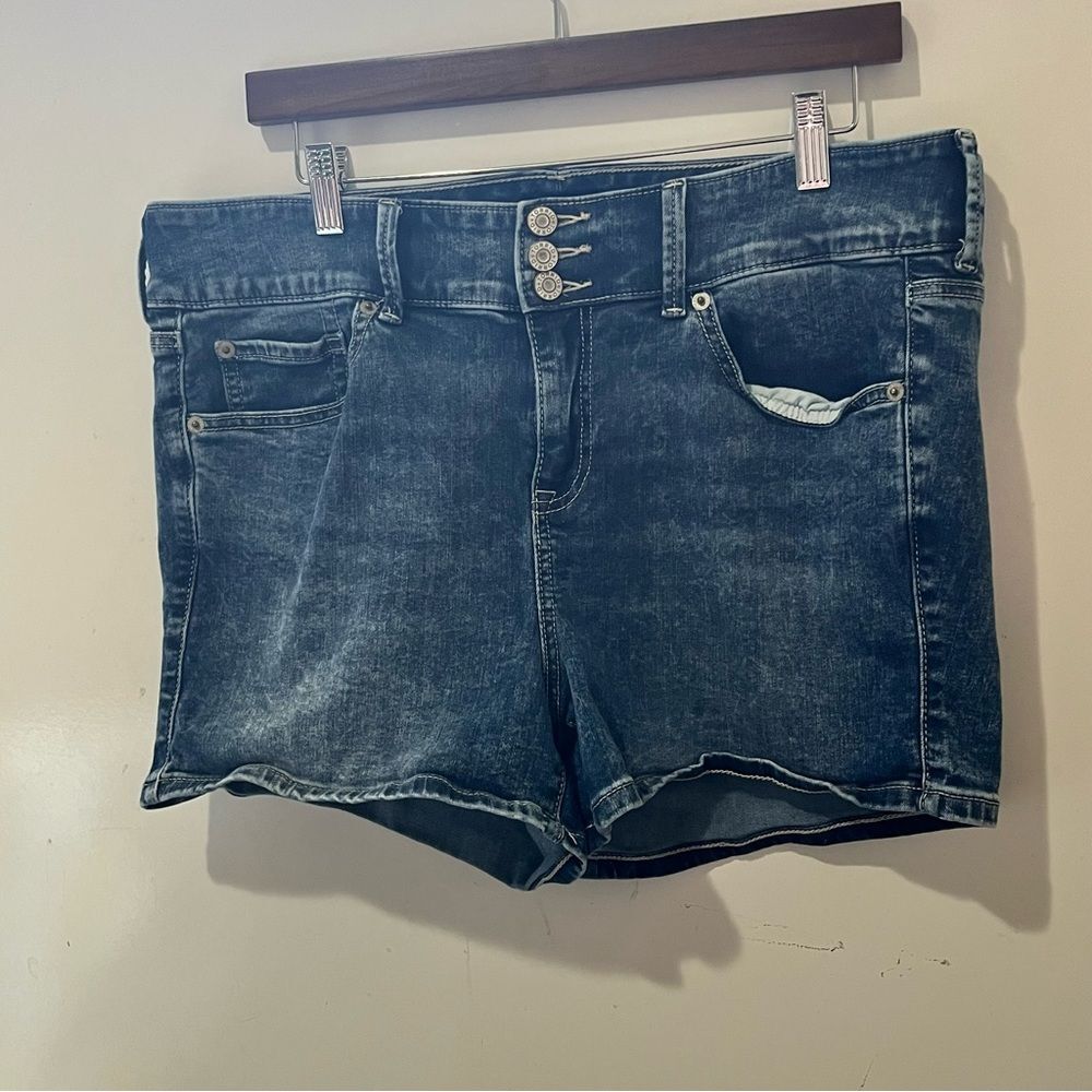 Torrid size 16 light wash denim shorts mid-rise
